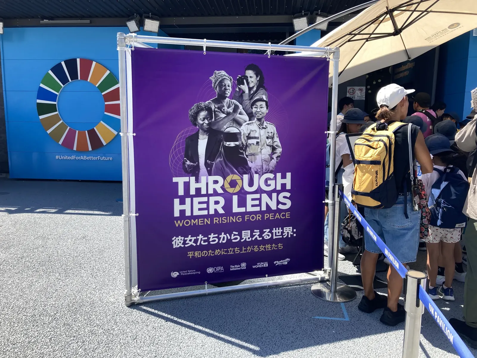 国連写真展 Through Her Lens のサイネージ