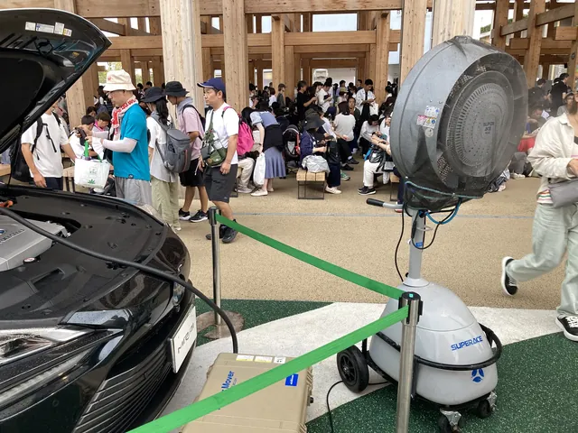 リング下のミスト扇風機と電気自動車展示