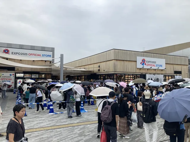 雨の中の公式ストア前行列