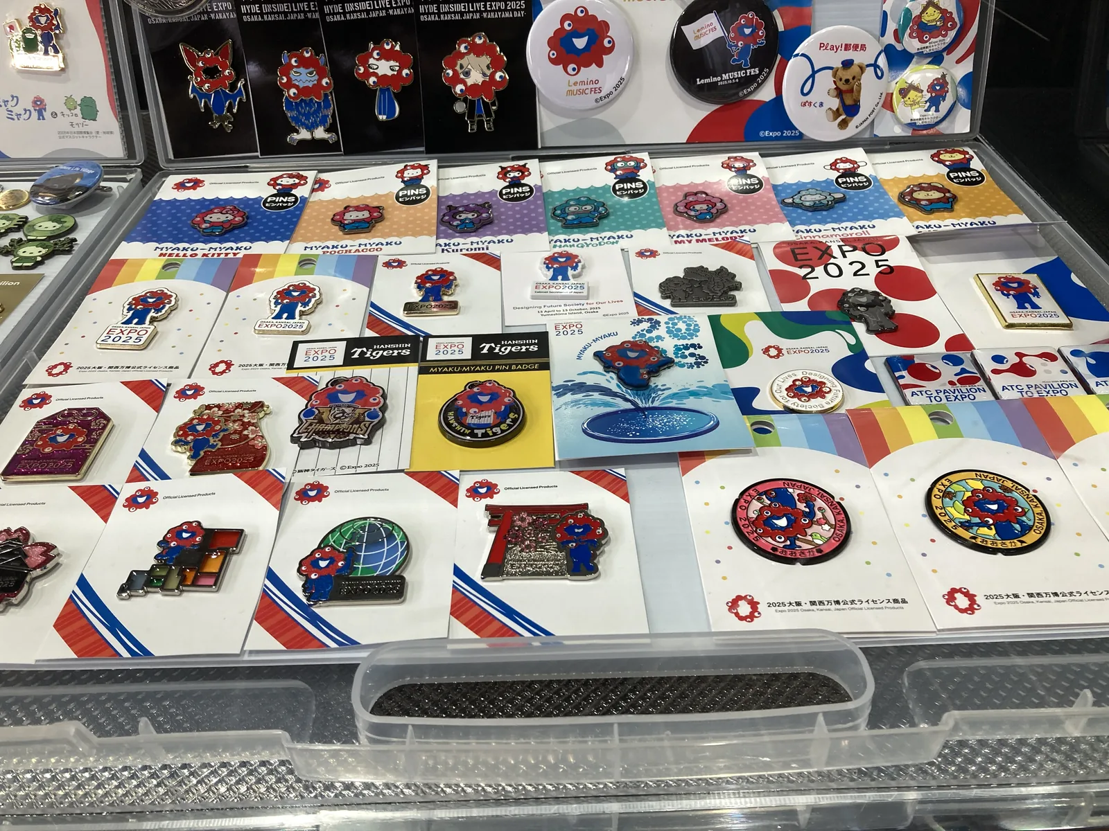 ミャクミャクや各国のピンバッジが並ぶコレクションケース