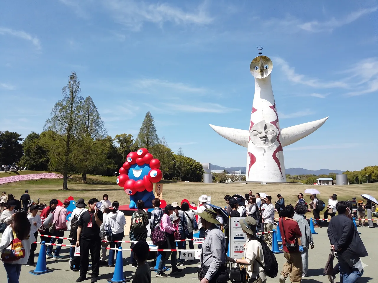 青空の万博記念公園、太陽の塔とミャクミャク像が並ぶ EXPO 2025 Futures Festival の会場