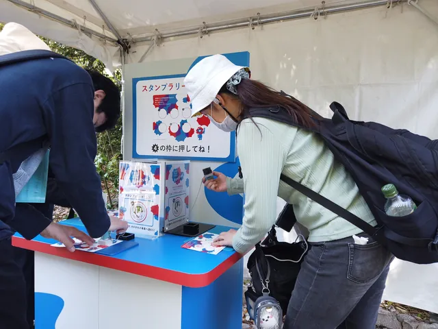 スタンプを押す来場者