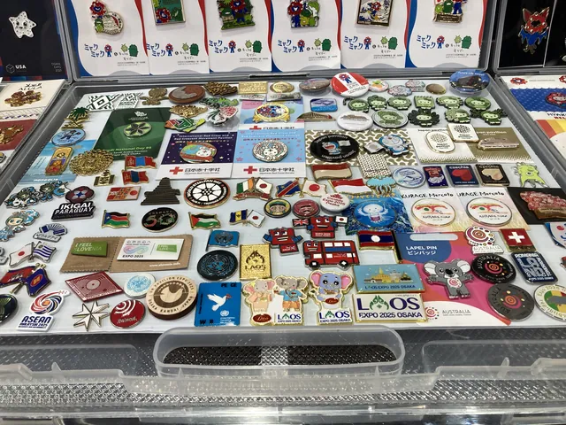 各国のピンバッジ展示ケース