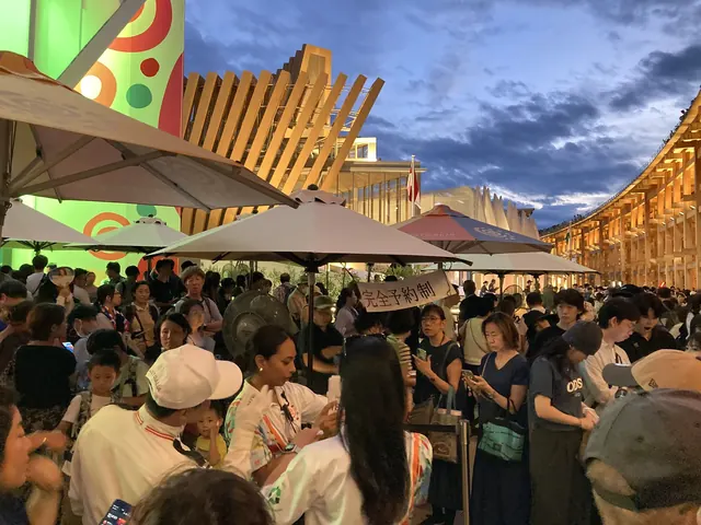 万博会場のフードコートに並ぶ各国の料理