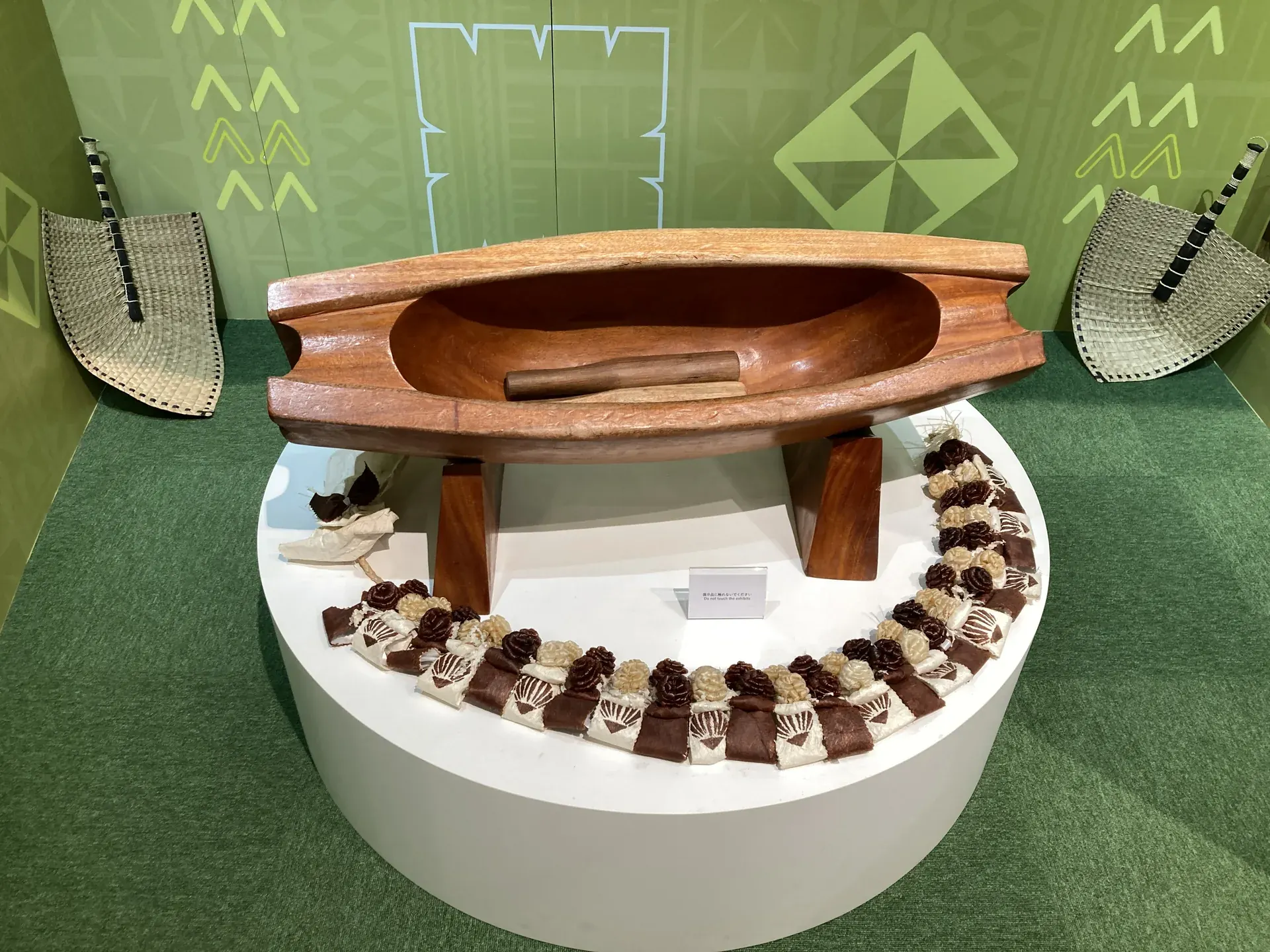 島嶼国の伝統舟とチョコレートの輸出品が並ぶ展示