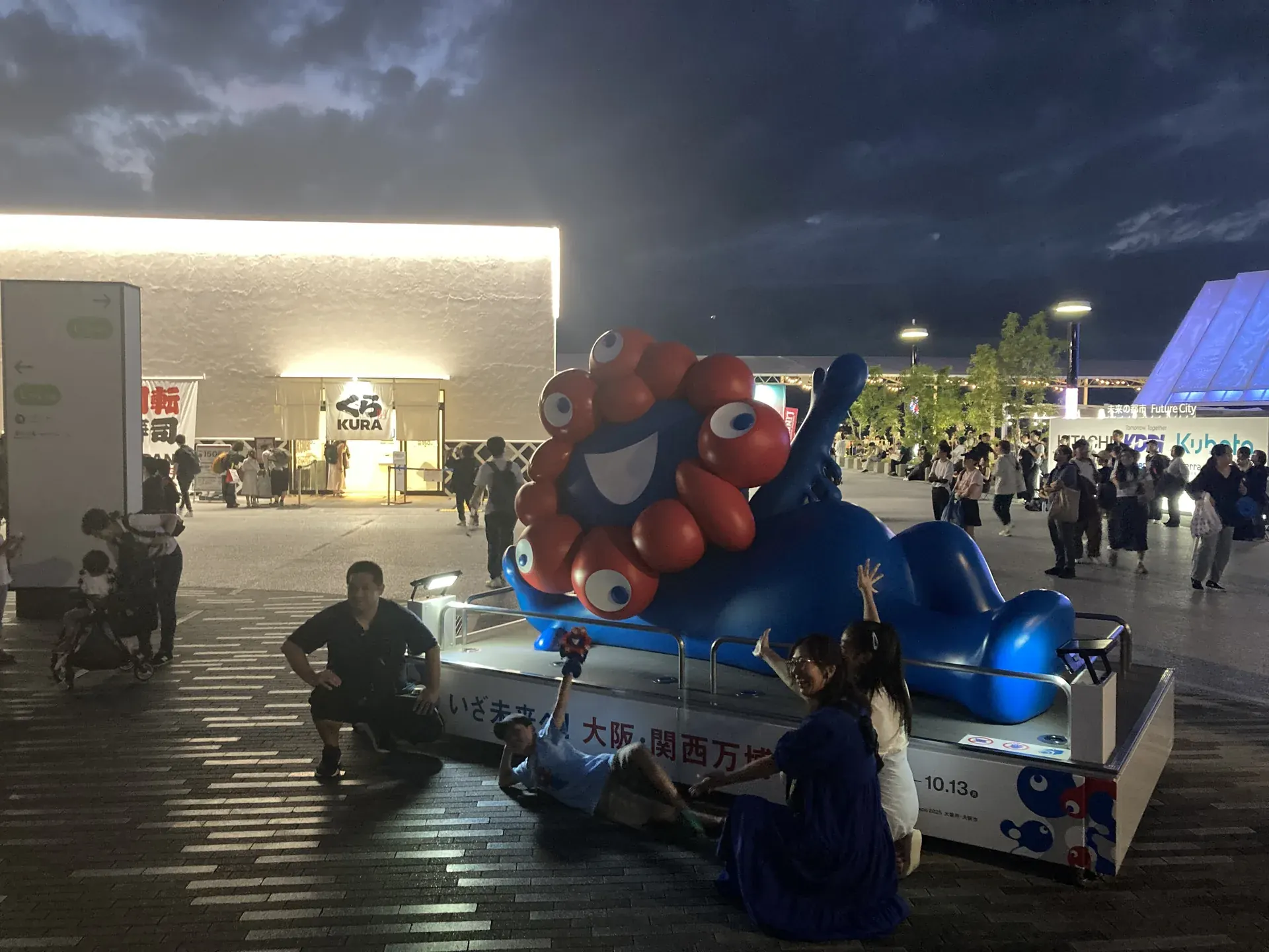 閉幕日が近づいた夢洲に置かれた『いざ未来！大阪・関西万博 10.13』のミャクミャク・モニュメント