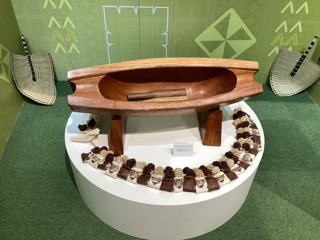島嶼国の伝統舟とチョコレートの展示