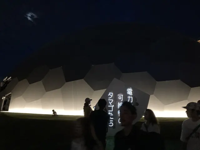 電力館「可能性のタマゴたち」の白い六角ドームに縦書きで浮かぶサイン