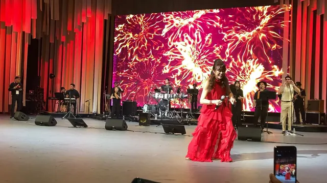 ペルー・ナショナルデーのステージで演奏する出演者