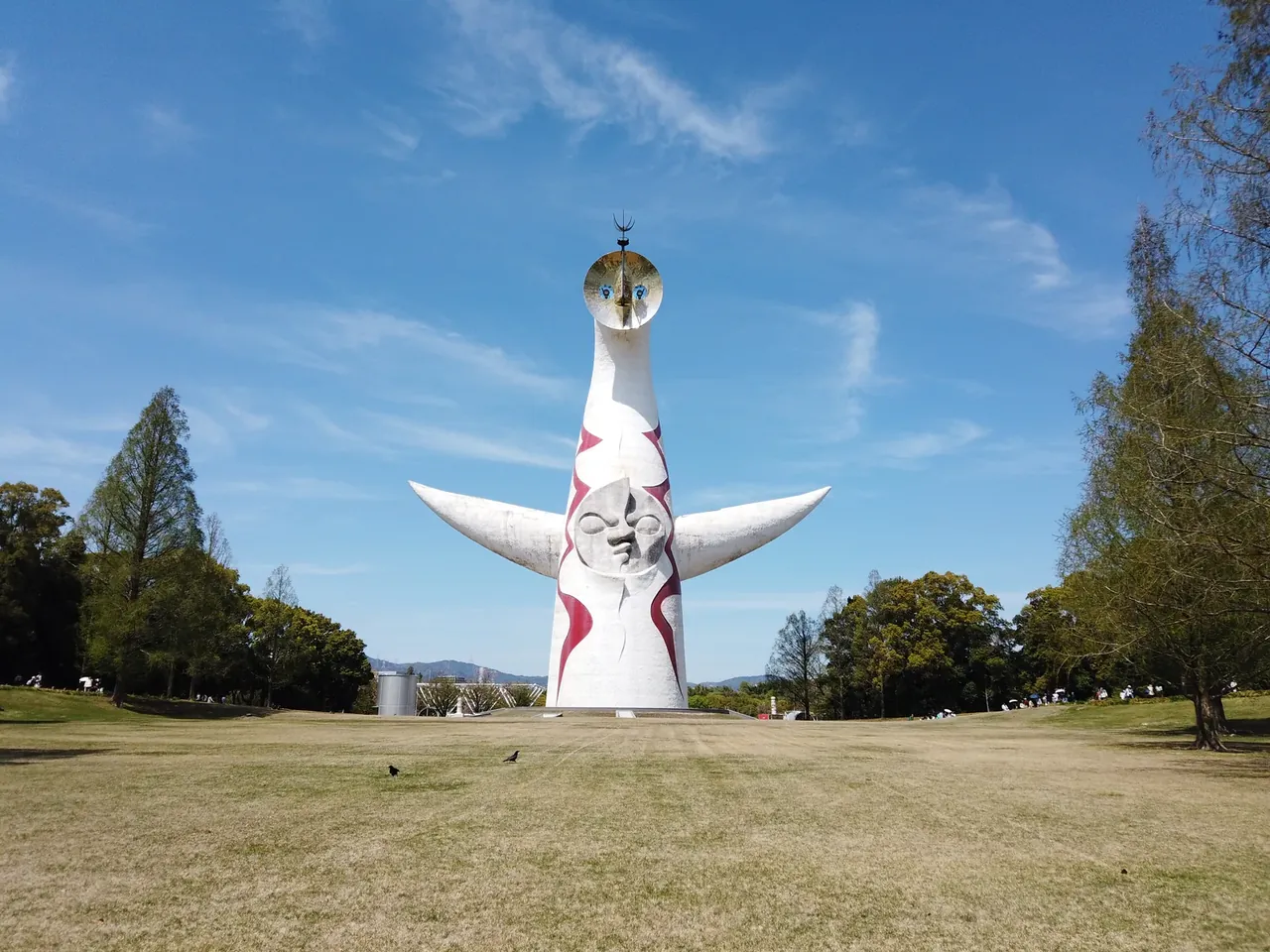青空の下にそびえる万博記念公園の太陽の塔
