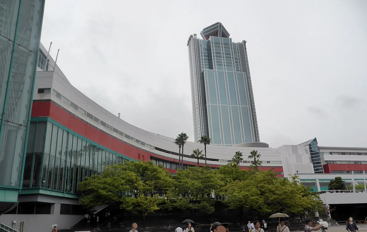 大阪・南港のATC。赤と緑の帯が入った曲線の建物と、背後にそびえる高層ビル