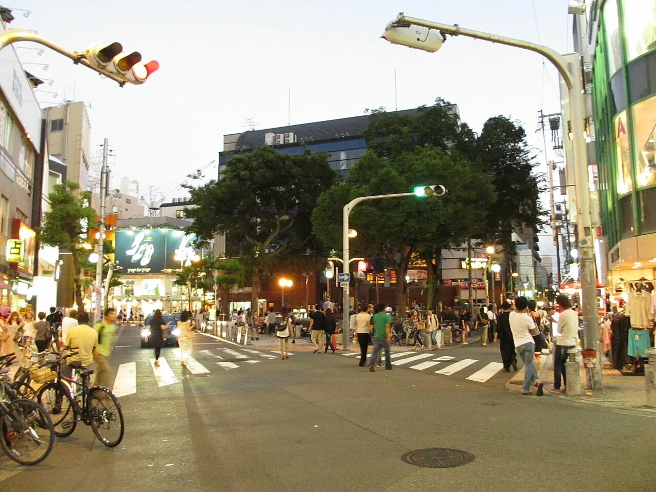 若者文化の聖地・アメ村の三角公園界隈