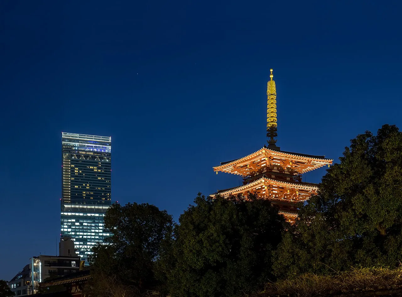 五重塔と並び立つ夜のあべのハルカス