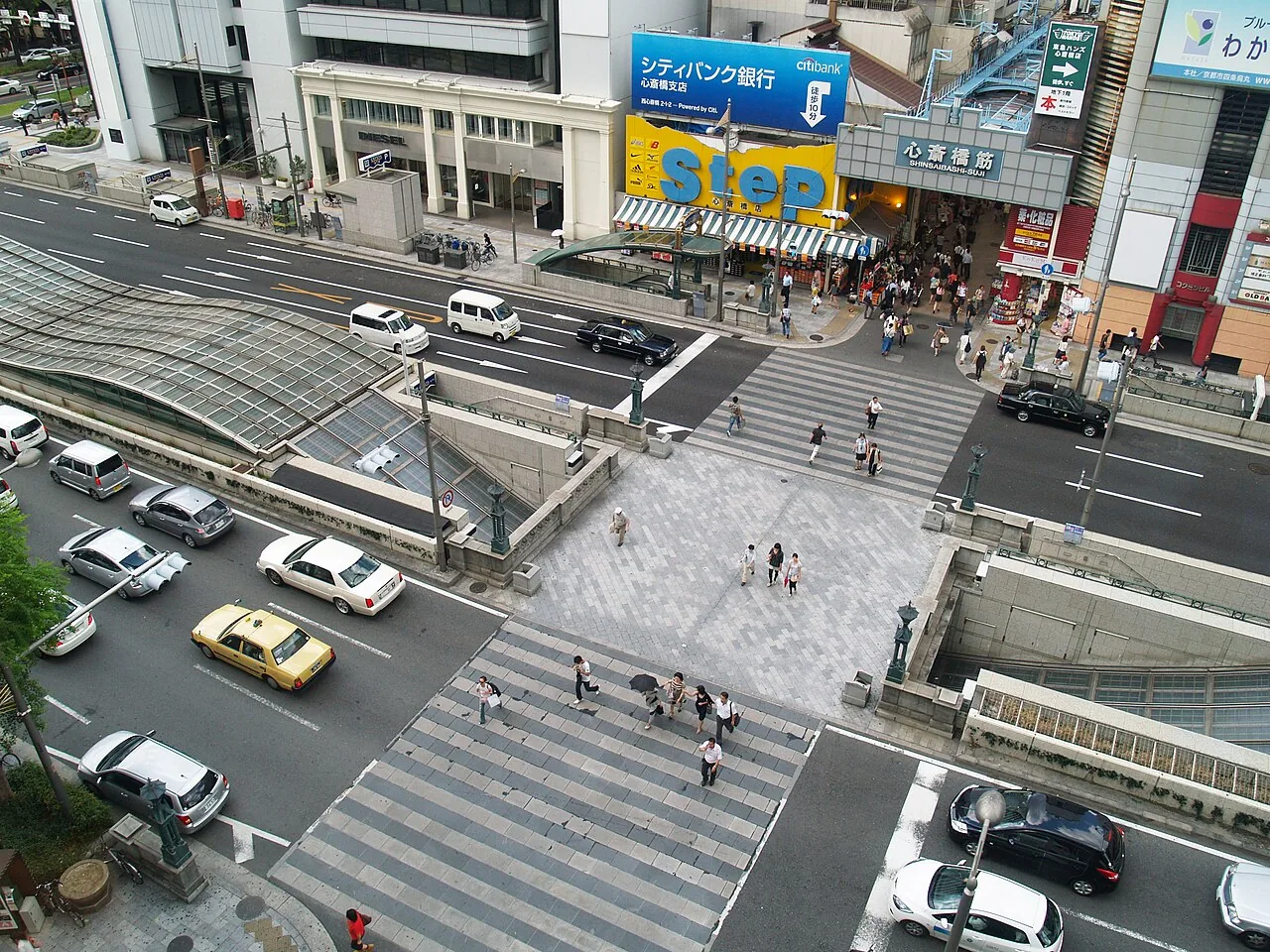 御堂筋側から見た心斎橋筋の入口（2011年）