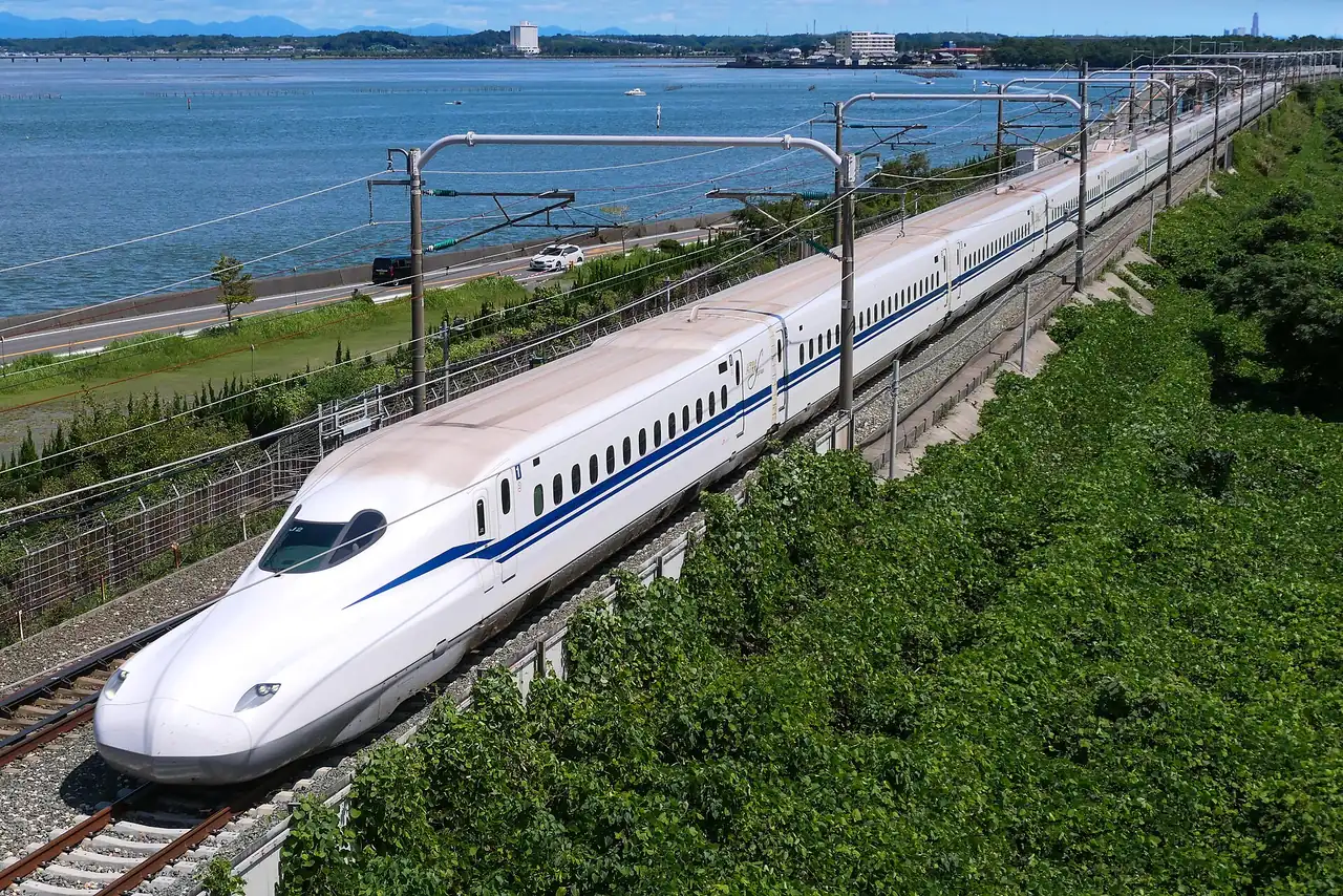 海沿いの高架を走る東海道新幹線N700S系