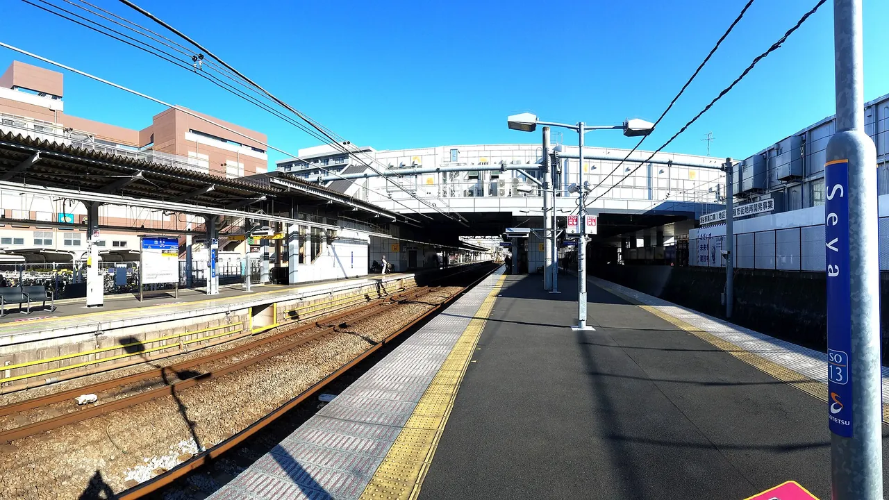 相鉄本線 瀬谷駅の島式ホームと線路