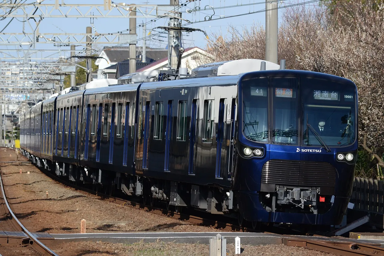 相鉄本線を走る紺色の20000系電車