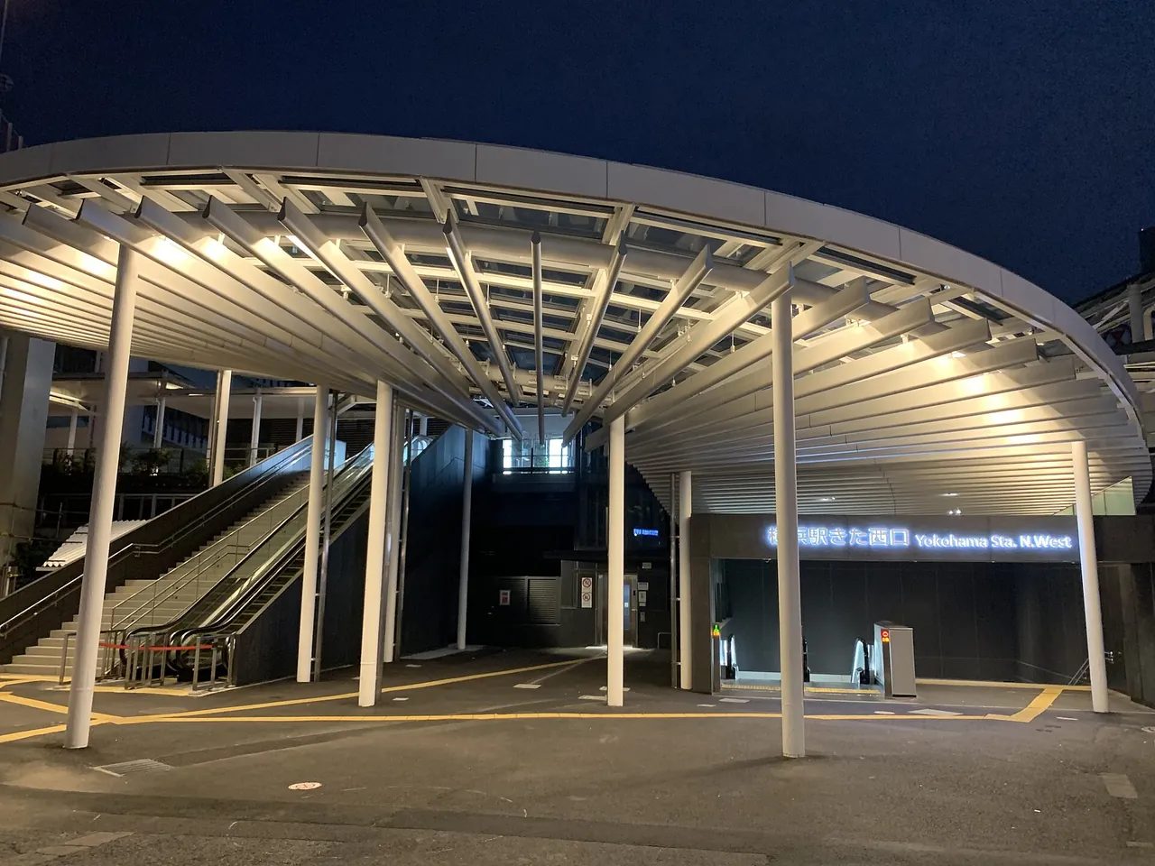 横浜駅北西口の駅前広場とビル群