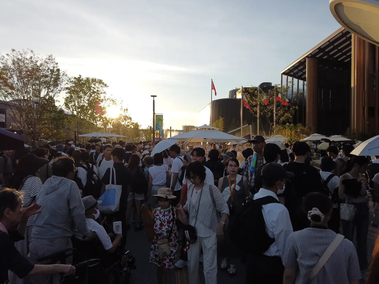 大阪・関西万博 夕暮れの会場でにぎわう来場者