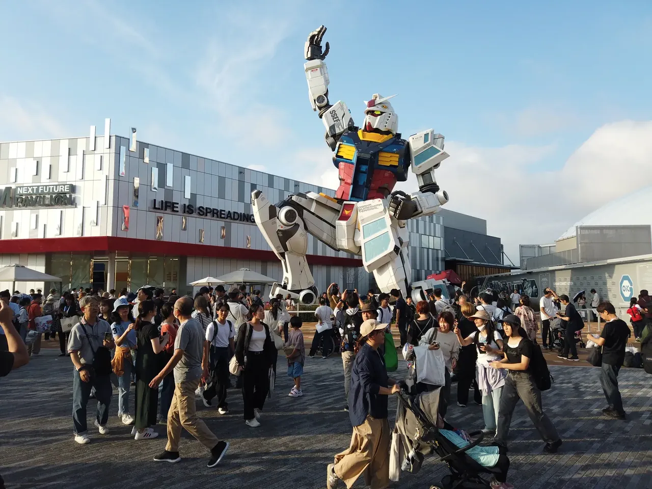 大阪・関西万博 実物大ガンダム像と来場者の熱気
