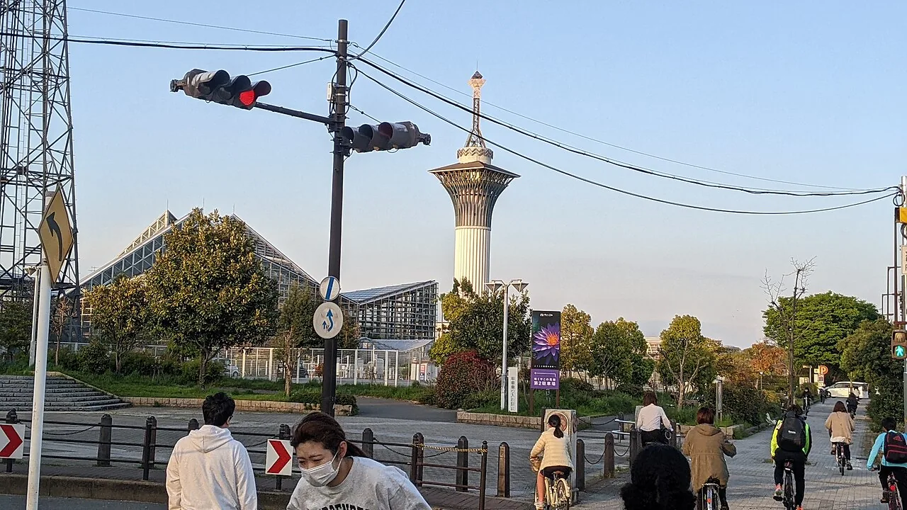 花博記念公園鶴見緑地に立つ展望塔「いのちの塔」と、手前のガラス張りの建物