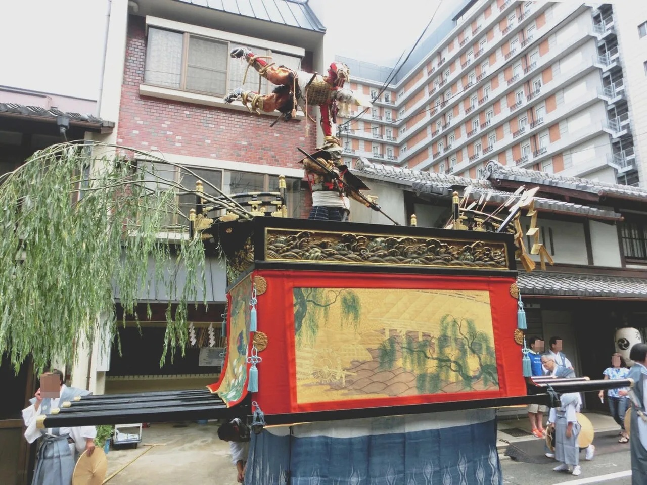 後祭で巡行する浄妙山。宙返りする僧兵の御神体人形が屋根の上に立つ