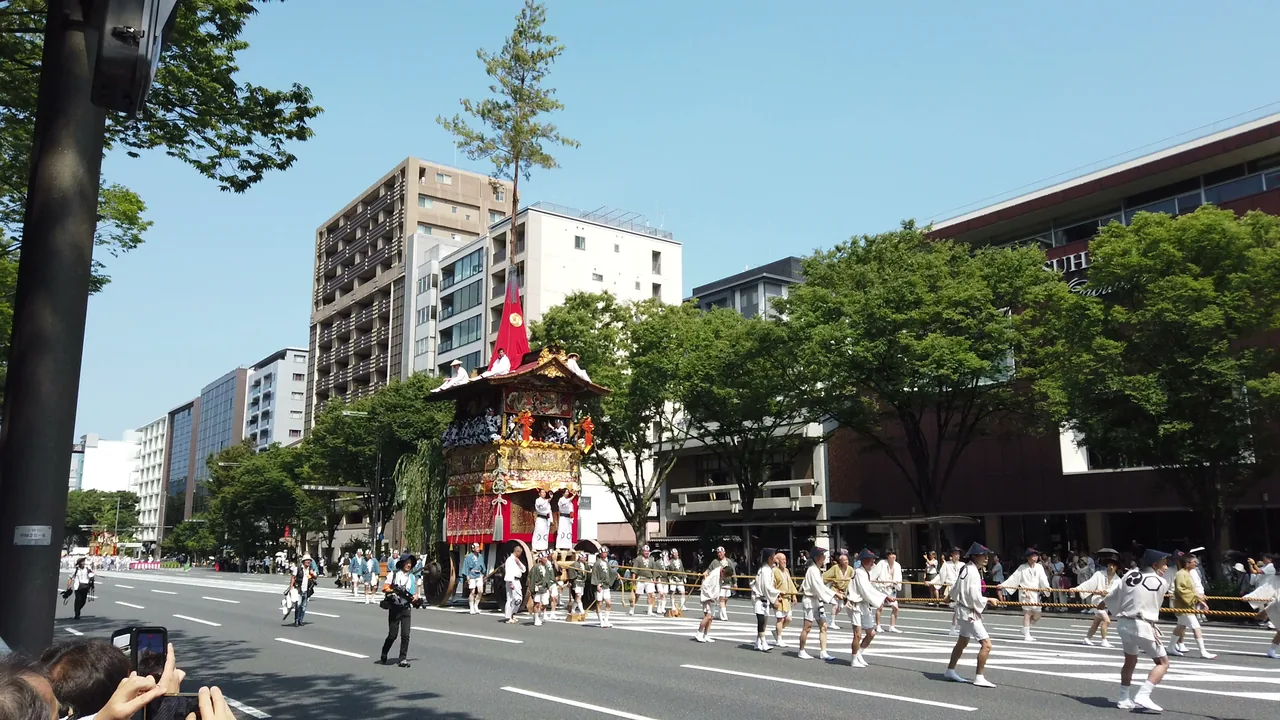 白装束の曳き手が綱を引き、都大路を進む祇園祭の山鉾