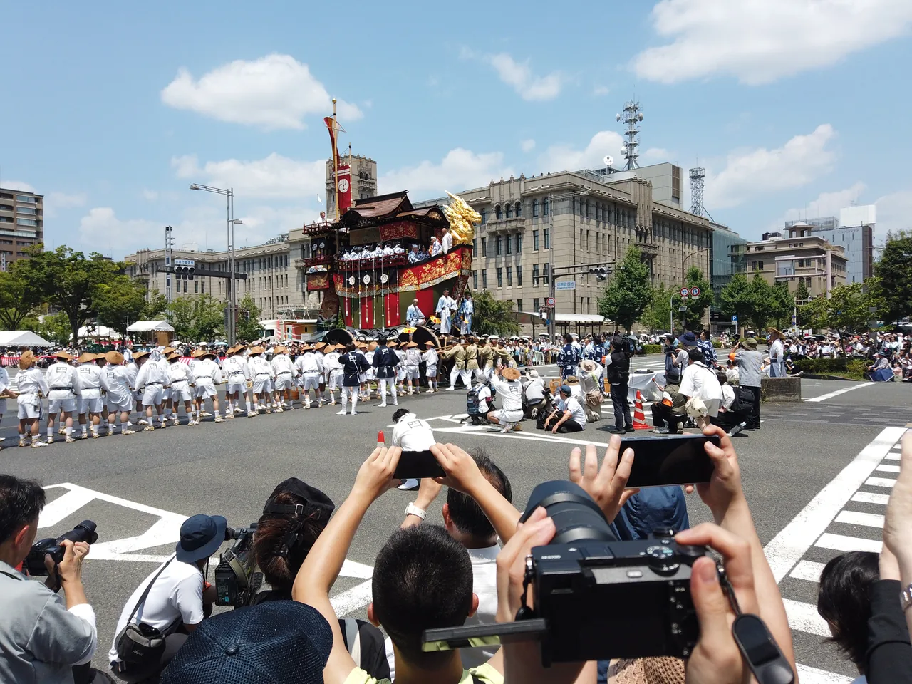 後祭の巡行で御池通を進む、金色の龍頭をかかげた船形の大船鉾