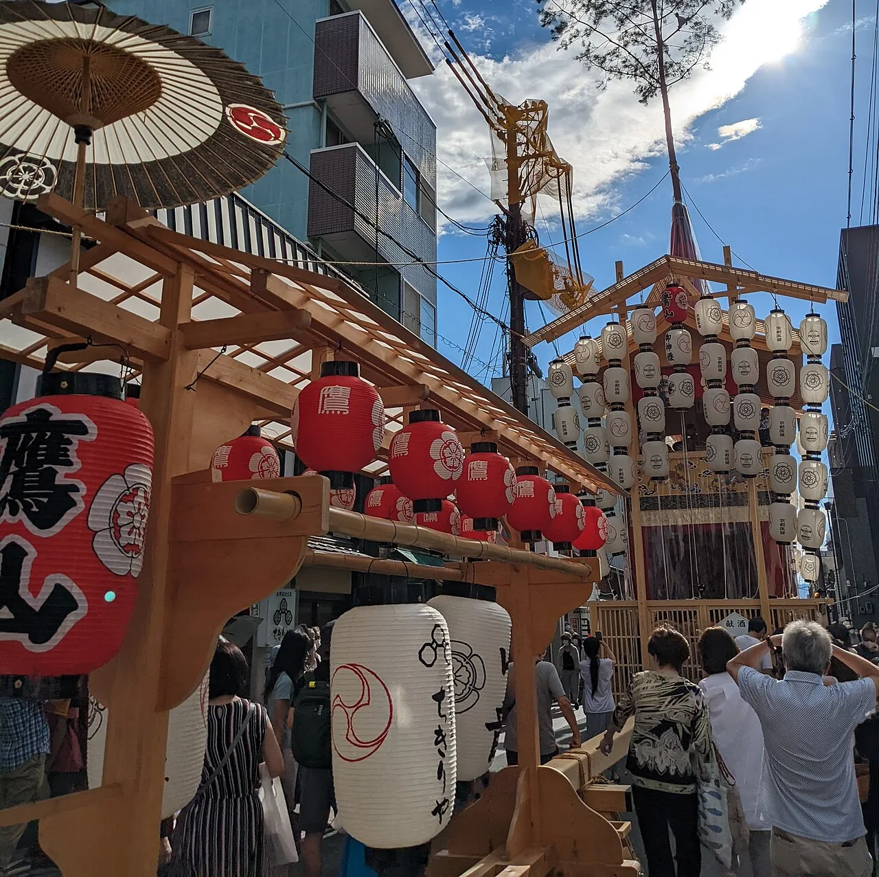 後祭の宵山、提灯が灯る鷹山の会所前のようす