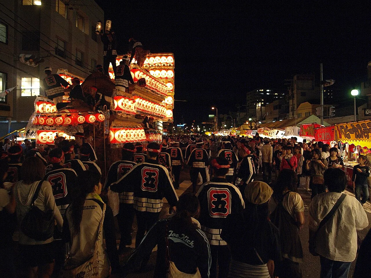 提灯を灯して夜の町をゆく岸和田だんじり祭の灯入れ曳行