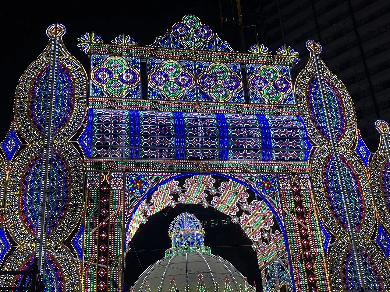 夜の神戸に輝く神戸ルミナリエの光のアーチ
