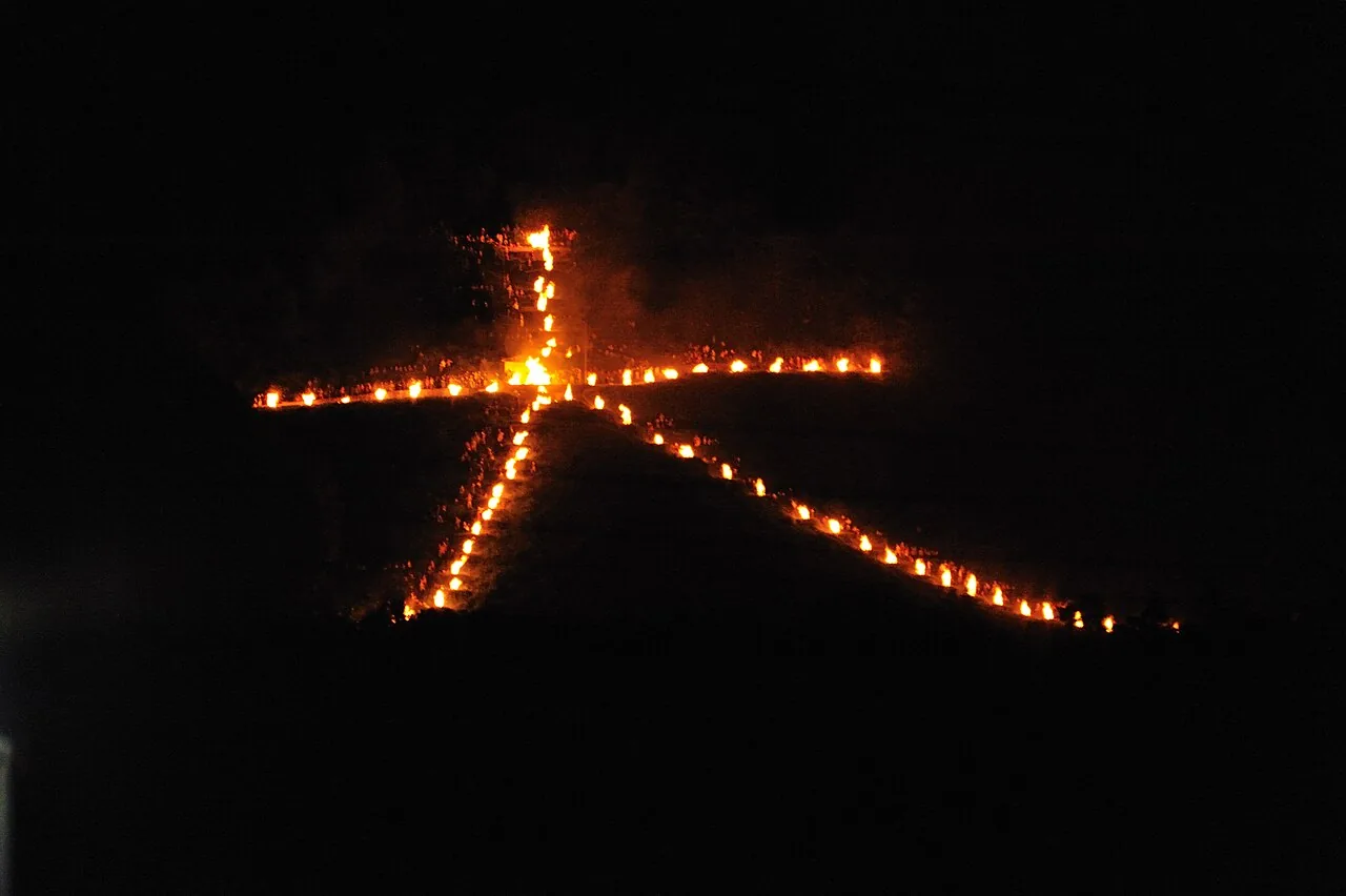 夜の山に浮かび上がる五山送り火の大文字