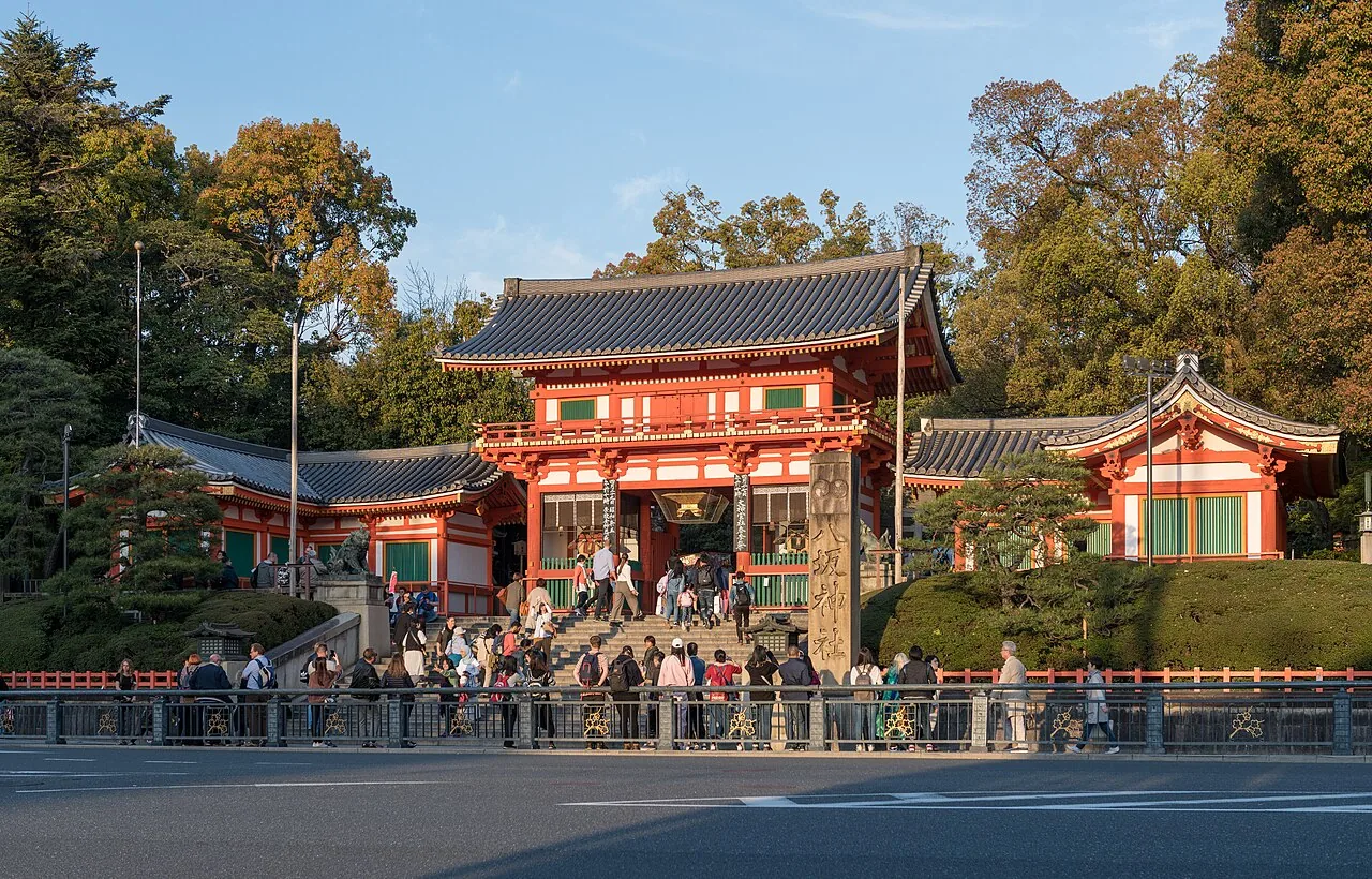 祇園祭を主催する八坂神社の朱塗りの西楼門