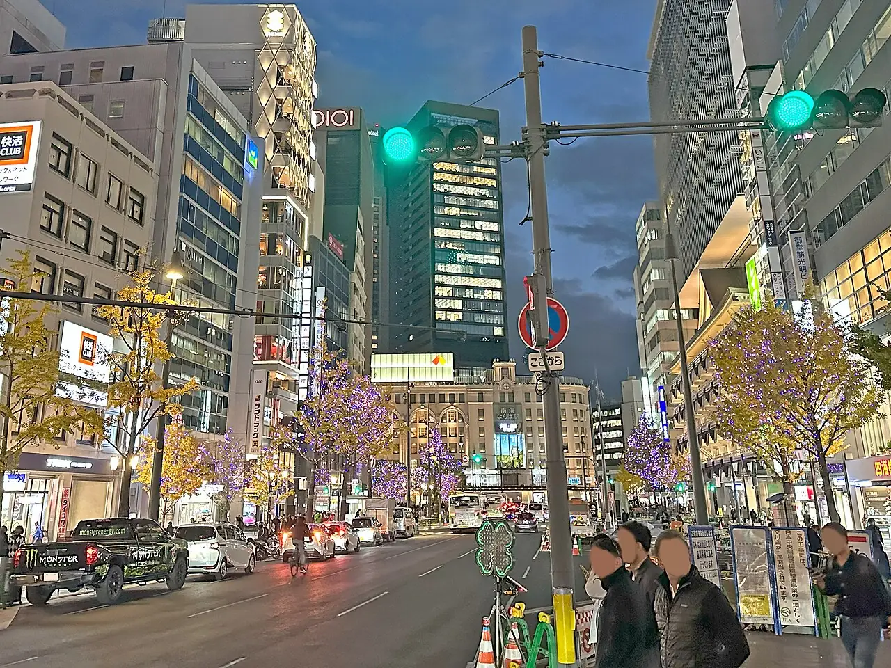 夕暮れの御堂筋。街路樹のイチョウの黄葉と、紫色の電飾が同時に光っている
