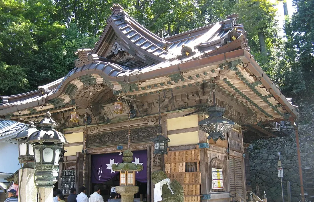 能勢妙見山の開運殿。彫刻をほどこした屋根が重なる木造のお堂