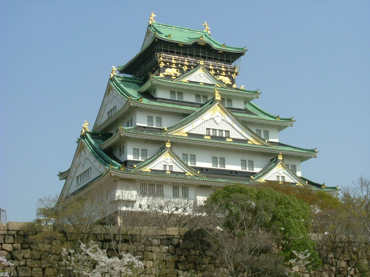 芝生ごしに天守を望む西の丸庭園