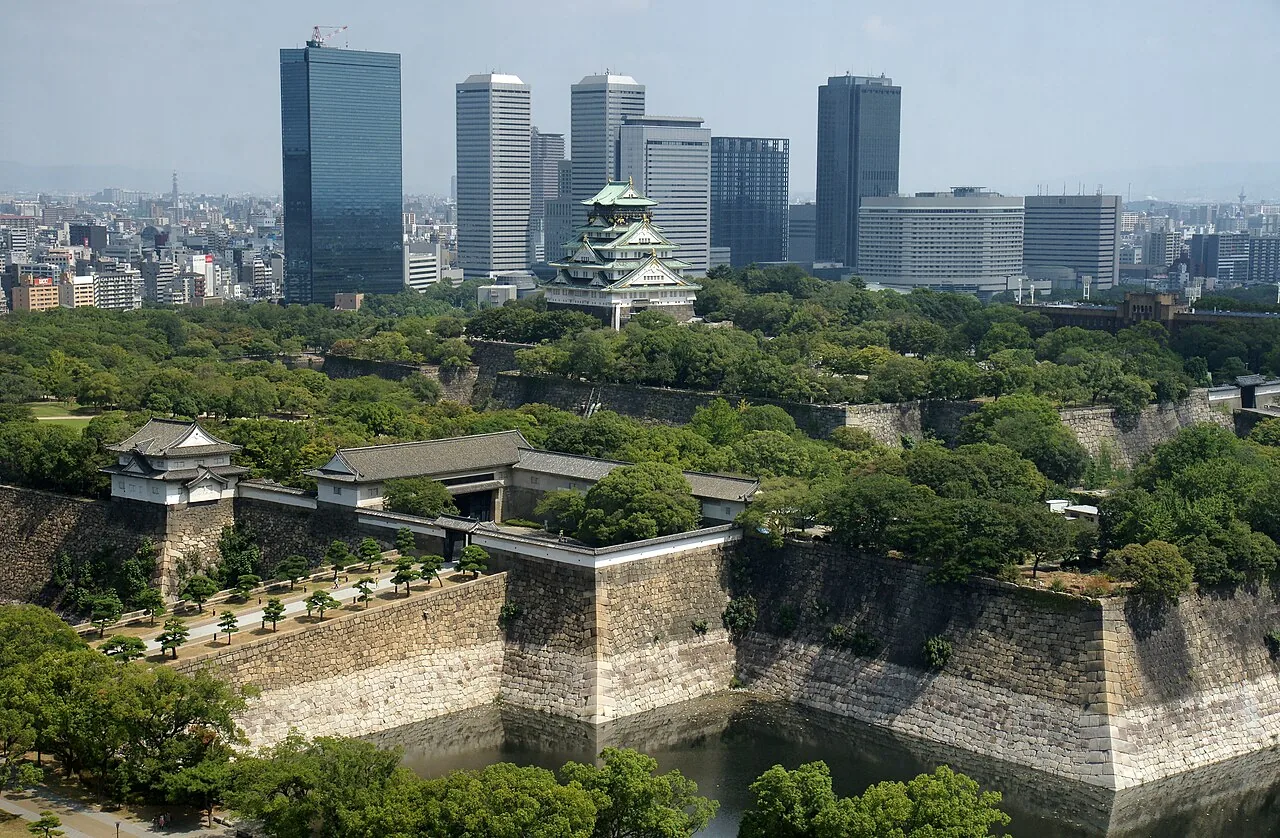 金の鯱を頂く大阪城天守閣