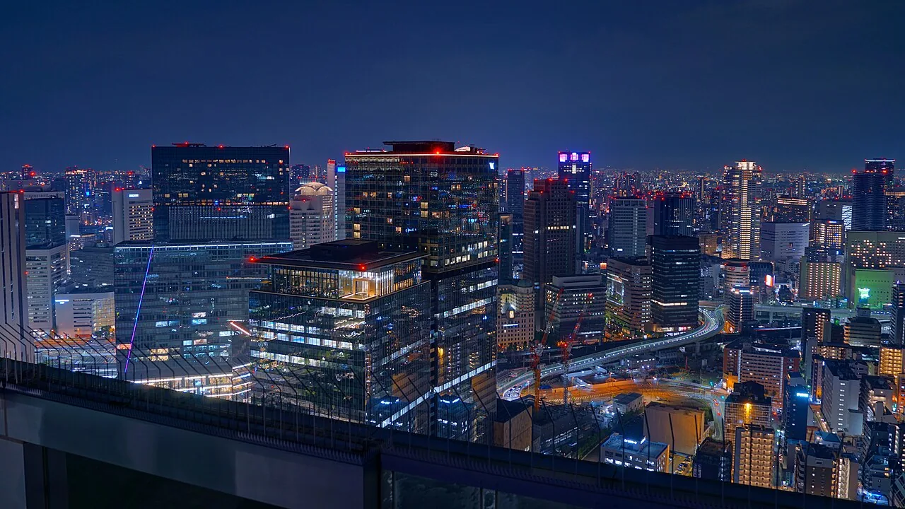梅田スカイビルの高所から見た、梅田のビル群の夜景