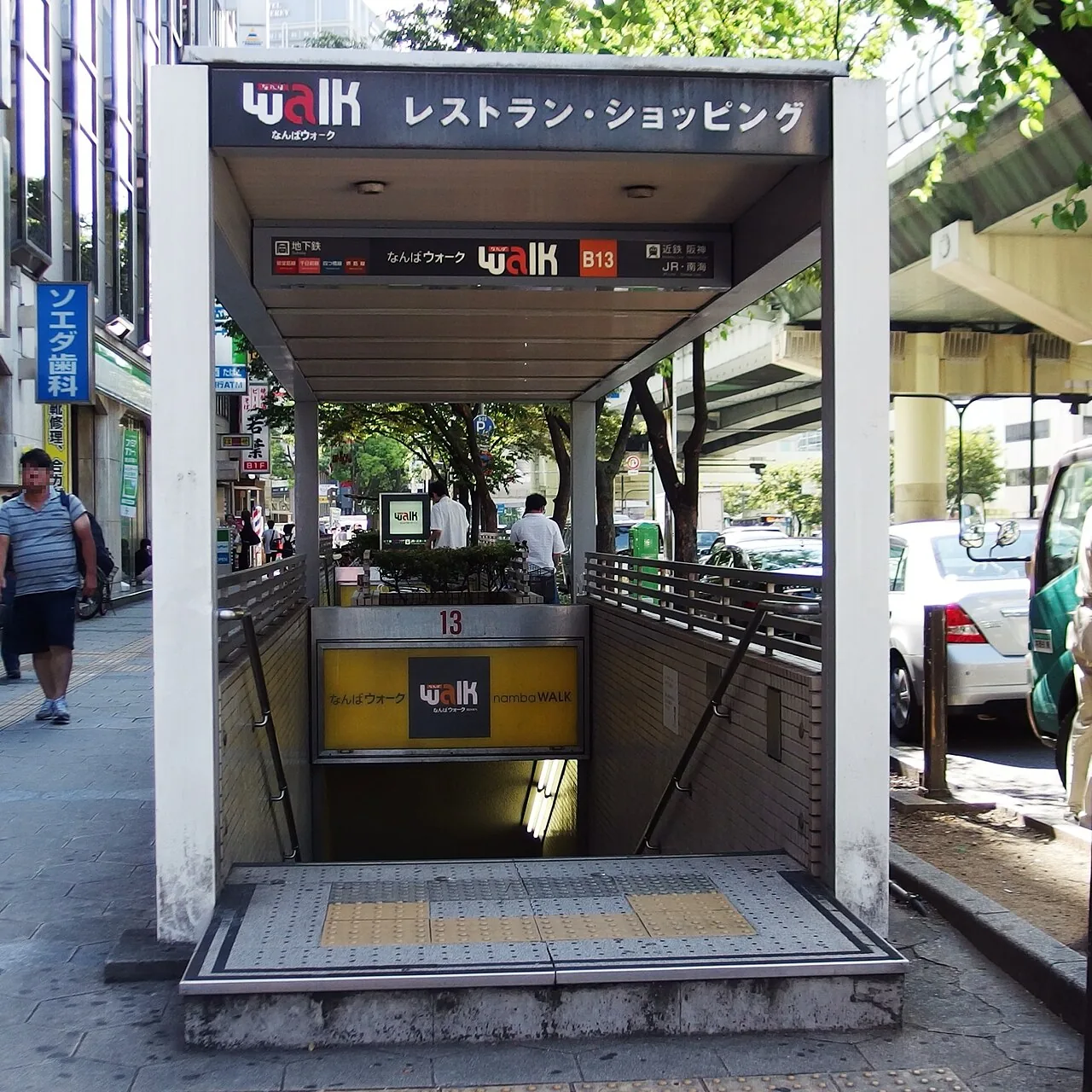 地下街「なんばウォーク」の地上入口。屋根つきの階段が地下へ続く