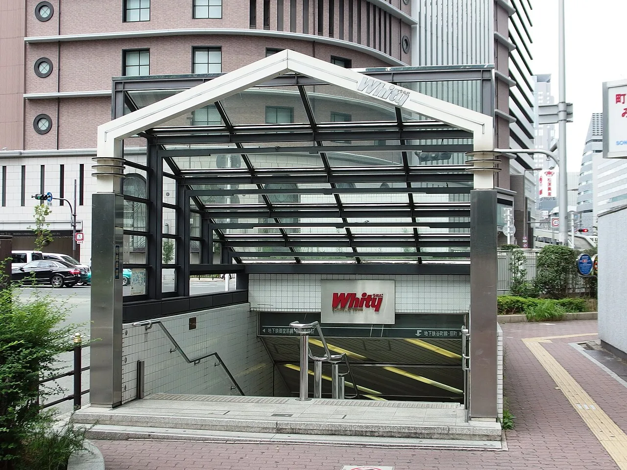 地下街「ホワイティうめだ」の地上入口。ガラス屋根の下に下り階段が続く