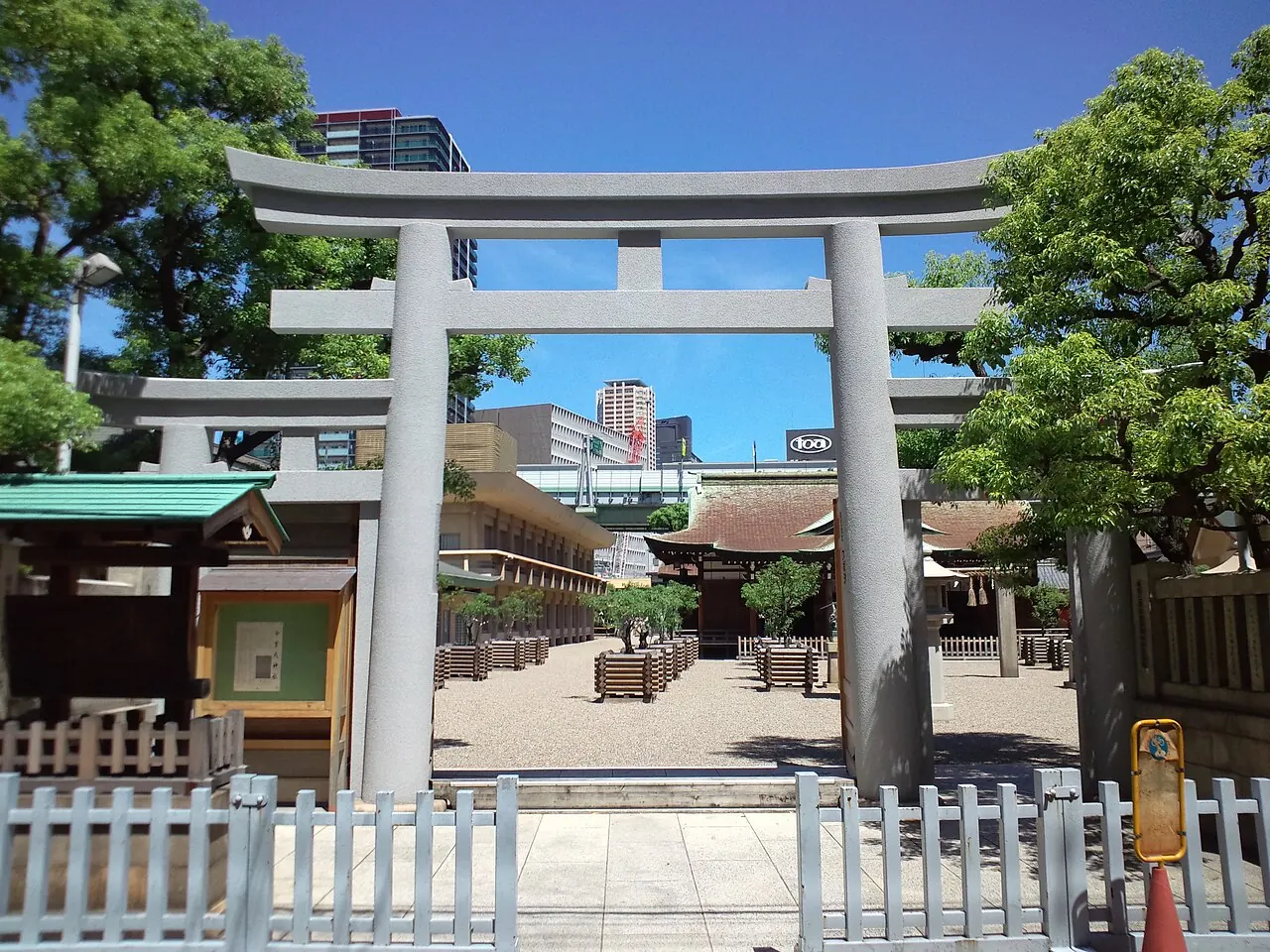 今宮戎神社の鳥居と、その奥に見える境内