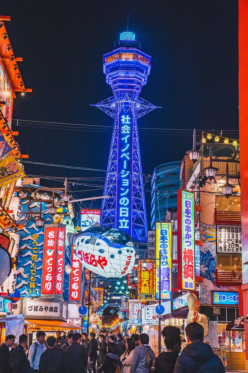 ネオンきらめく夜の新世界と通天閣