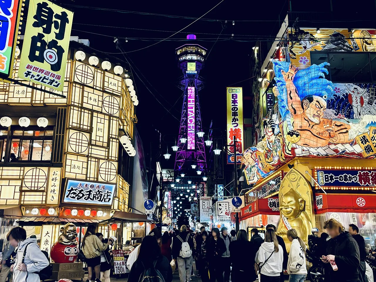 新世界の商店街の先にそびえる通天閣