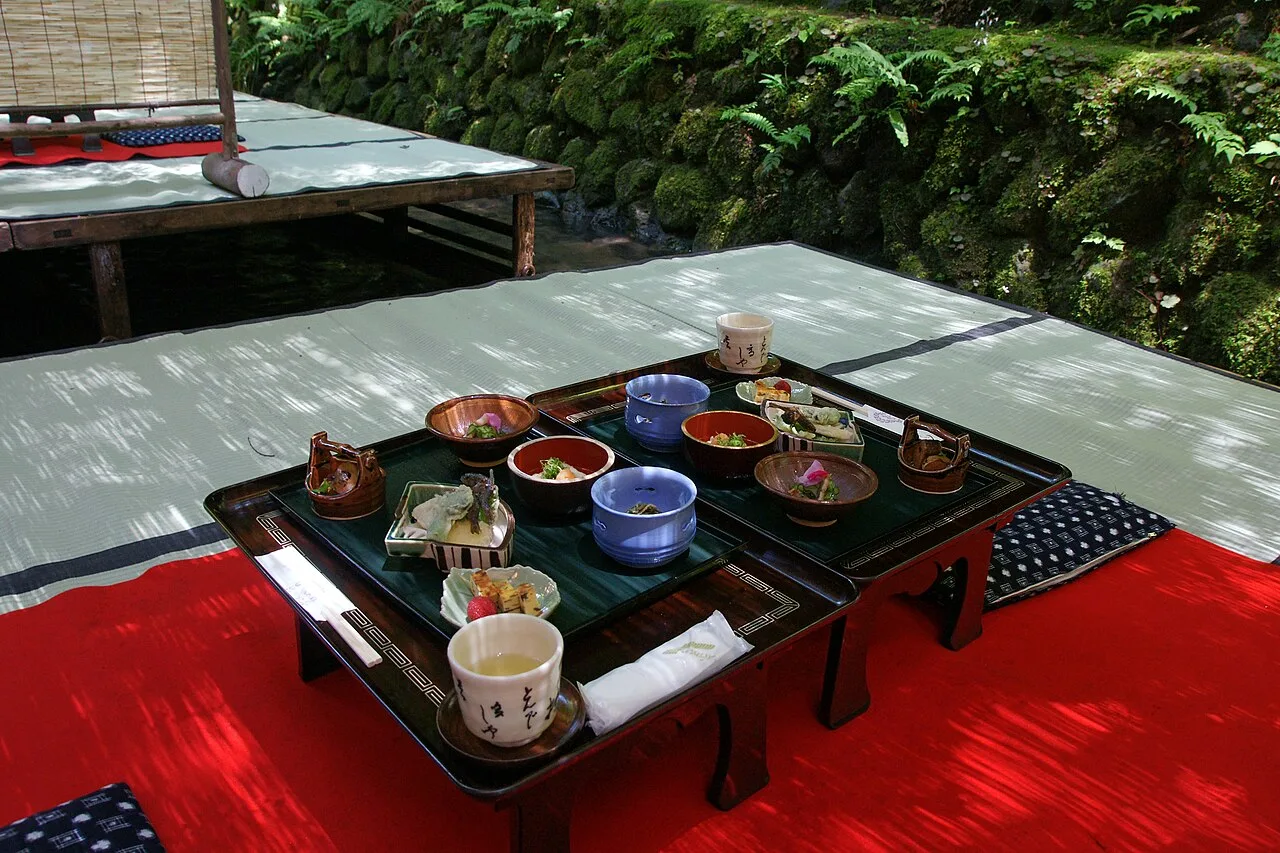 貴船の川床。渓流の真上に敷かれた座敷に会席料理が並ぶ