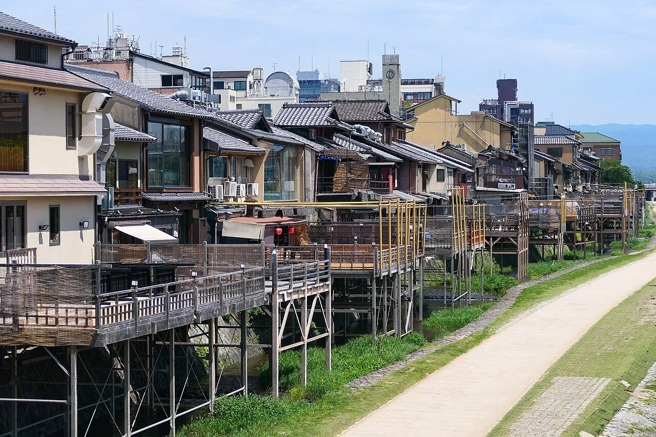 鴨川沿いにずらりと並ぶ納涼床（川床）の桟敷