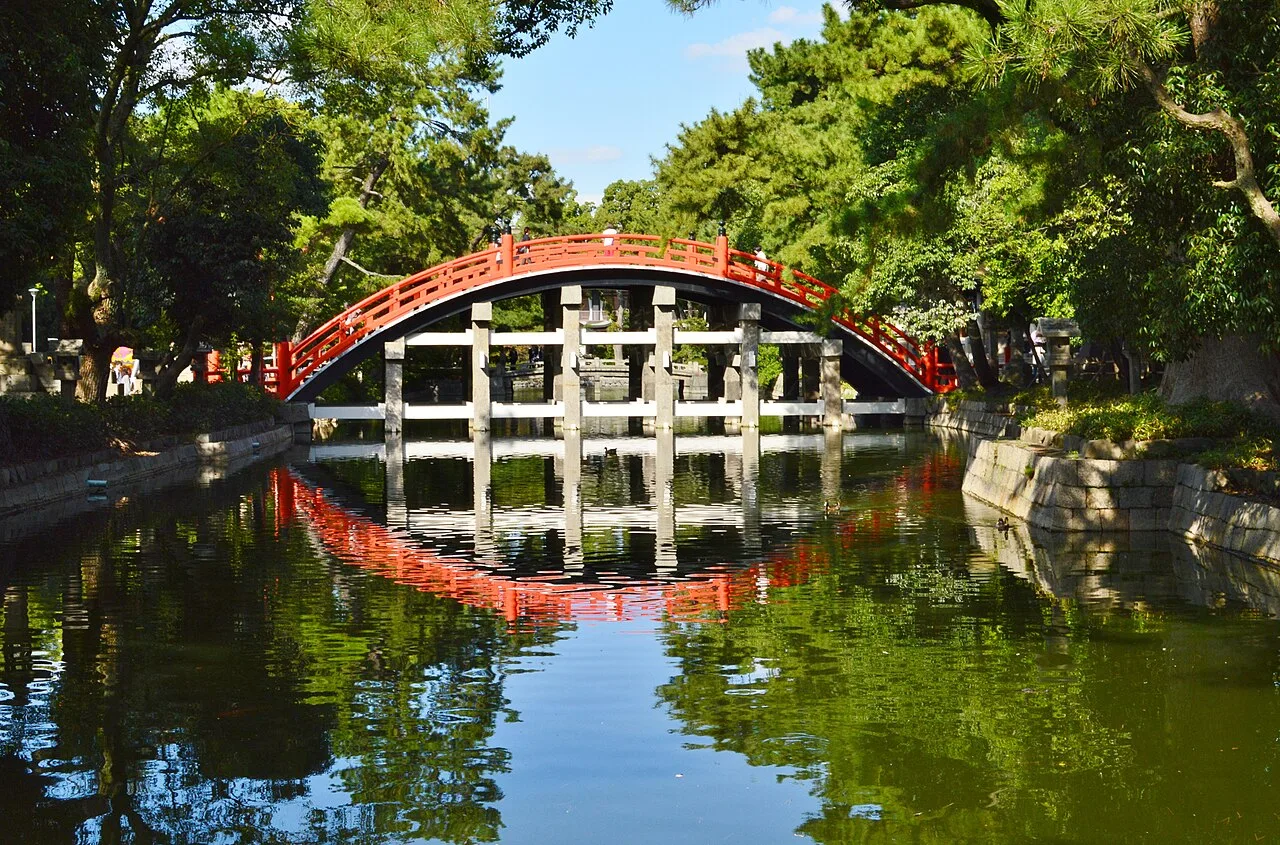 住吉大社の象徴、朱塗りの反橋（太鼓橋）が水面に映るようす