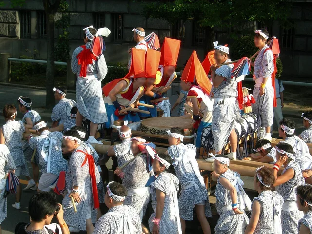 催太鼓を打ち鳴らす願人