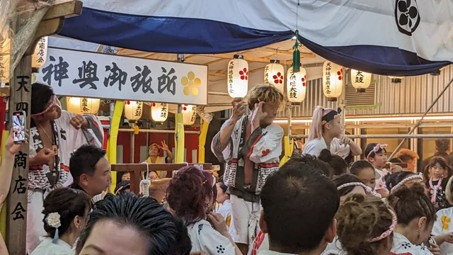 御旅所でだんじり囃子を披露する若者たち