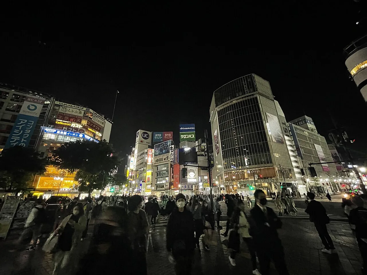 渋谷スクランブル交差点を行き交う人波