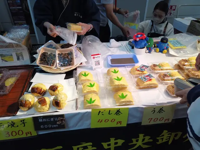 だし巻きやう巻きが並ぶ食の広場の屋台